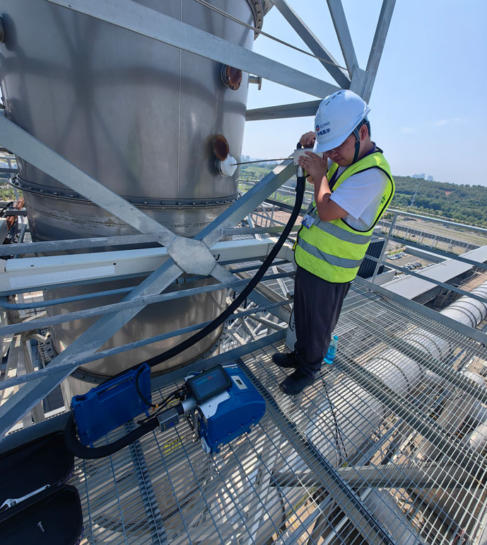 配合湖北環(huán)境監(jiān)測(cè)站進(jìn)行非甲烷總烴項(xiàng)目現(xiàn)場(chǎng)測(cè)試